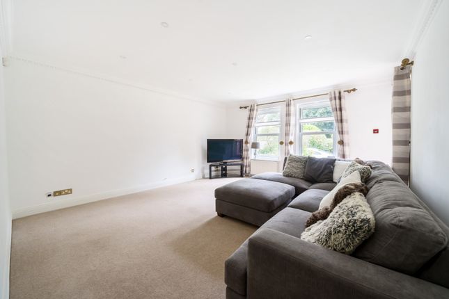 Flat 8,, Tudor Grange, Weybridge photo 3