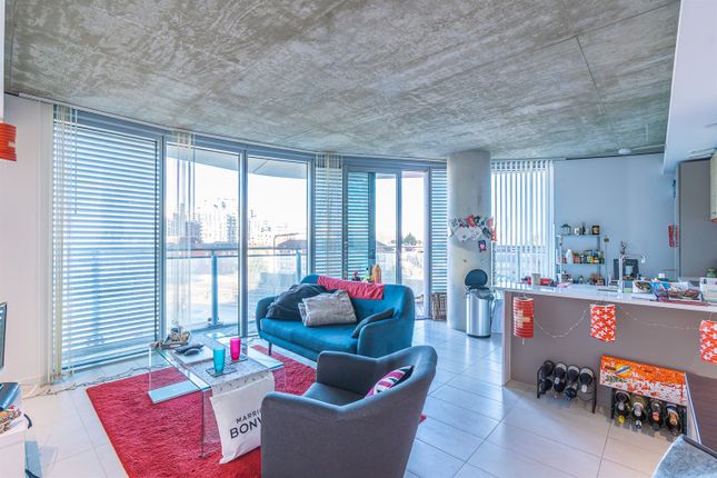 51, Apt 201 Hoola (East Tower), Tidal Basin Rd, London photo 3