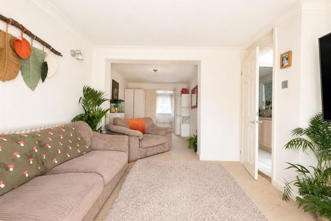 7, Lennox Close, Gosport photo 2