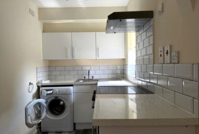 2, Saxon Close, Surbiton photo 4