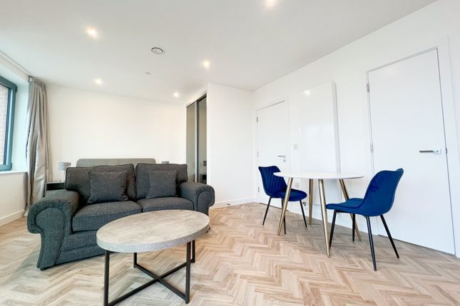 1-bed flat on London, £350,000