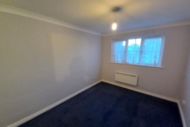 Flat to rent in Troutbeck Close, Slough