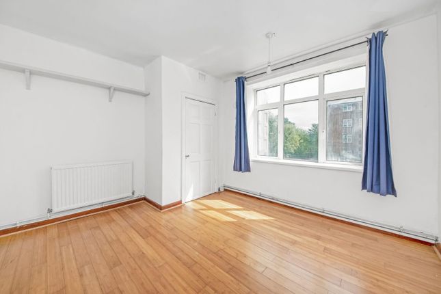 Flat to rent in Knapdale Close, Forest Hill, London