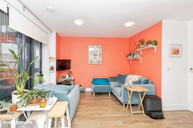 133 Duckett Street, London photo 2