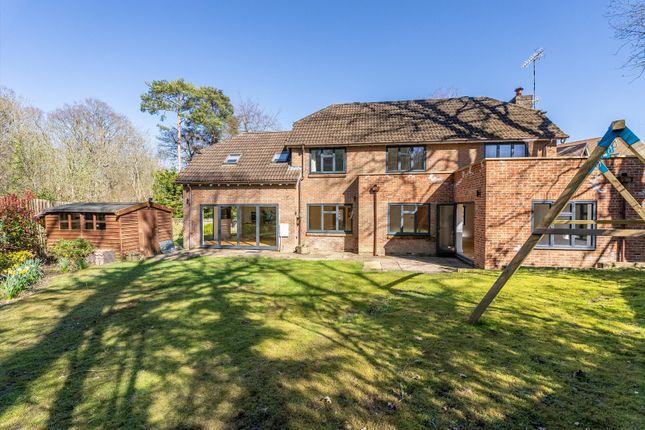 8, Falconwood, Leatherhead photo 3