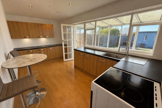 63 Grove Road, Houghton Regis, Bedfordshire photo 2