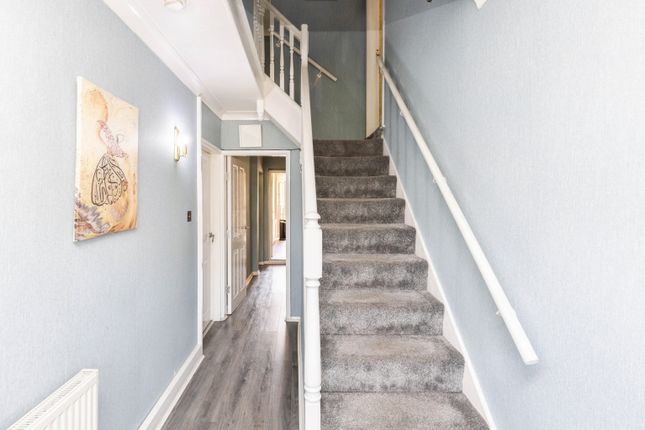 26, Carr Manor Avenue, Leeds photo 4
