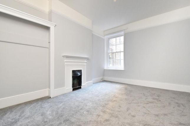 Flat 2, Brighton House, Camberwell Green, London photo 4