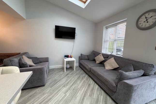 32, Hutchinson Way, Manchester photo 4