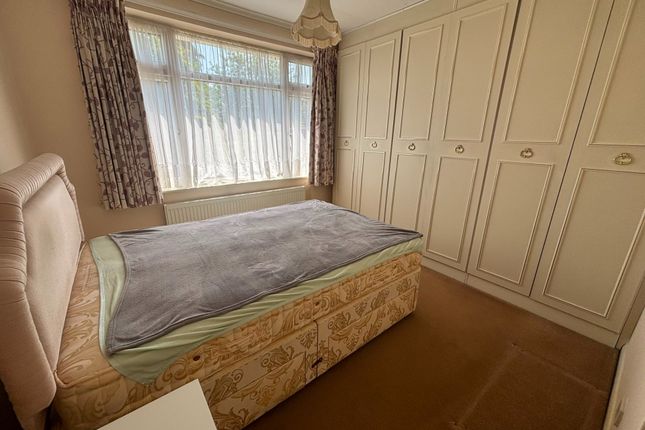 5, Robert Avenue, St. Albans photo 3