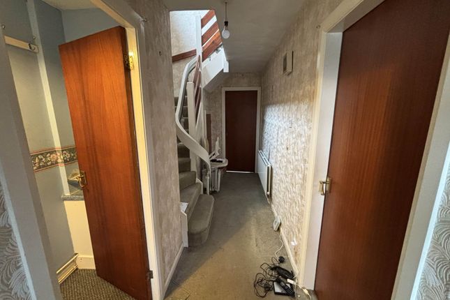 17, Birchwood, Oldham photo 3