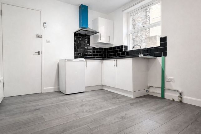 Room 2 148 Wickham Lane, London photo 3