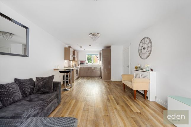 Flat for sale in Wills Crescent, Leybourne