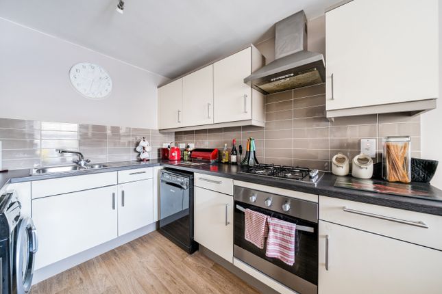 34, Truscott Avenue, Wiltshire photo 2