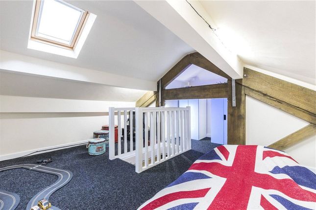 2 Hollin Hall Farm, Long Causeway, Bradford photo 3