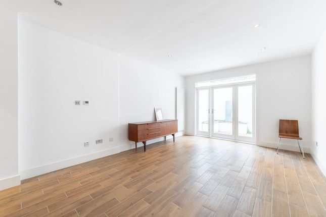 Thumbnail Flat to rent in Lower Ground Floor, Dancer Road, Parsons Green, London