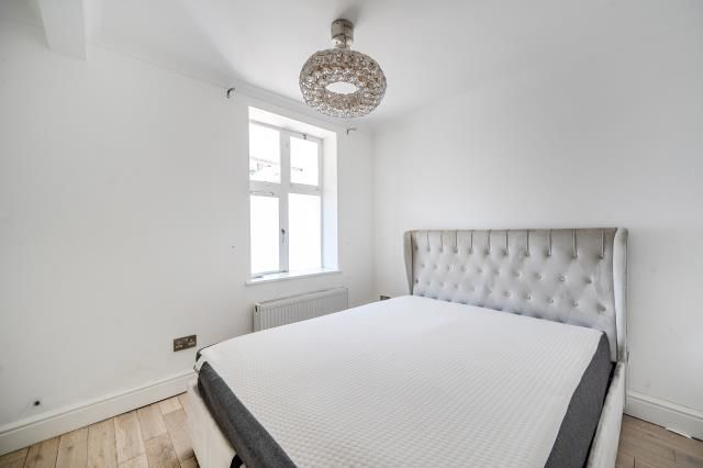 5, Grimshaw Close, London photo 4