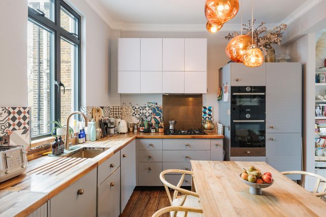 214a Victoria Park Road, London photo 4