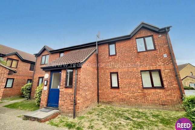 Thumbnail Flat to rent in Oakley Close, Grays