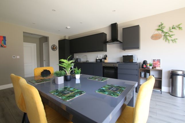 382, Bath Road, Harmondswoth photo 4