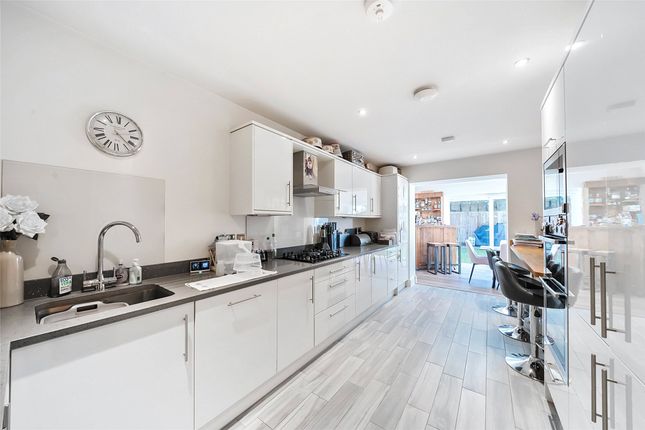 3, Baker Drive, Horley photo 3