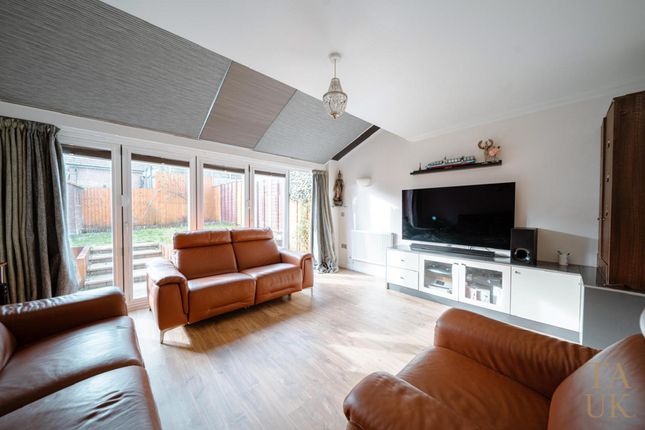 32, Repton Crescent, Reading photo 2
