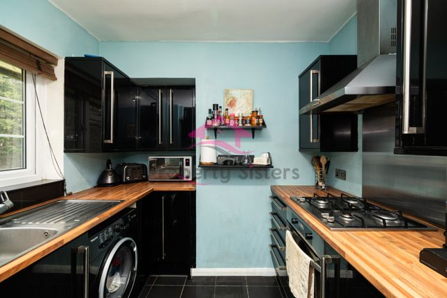 6 Featherstone Court, Bunns Lane, London photo 4