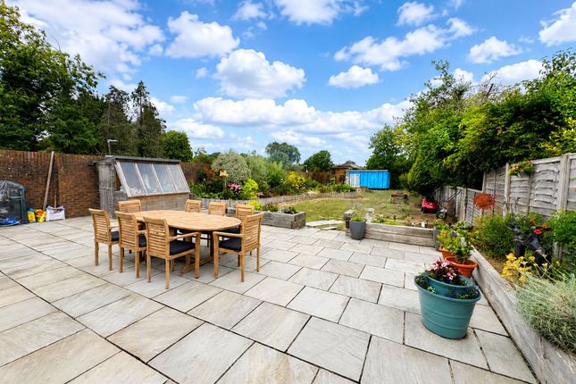 81 Povey Cross Road, Horley photo 4