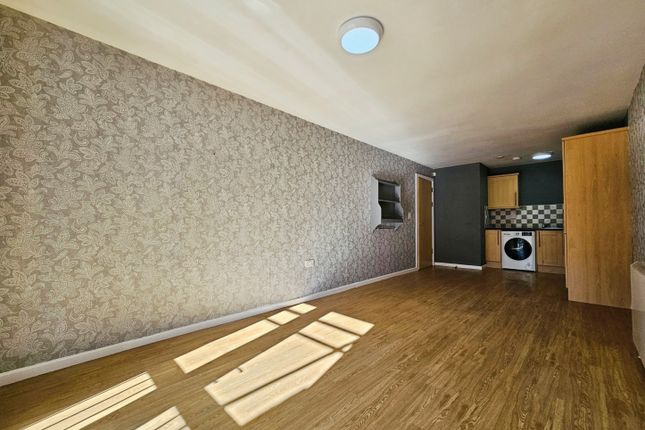 10, Brackendale Court, Bradford photo 4