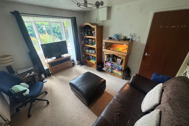 6, LUTON photo 2