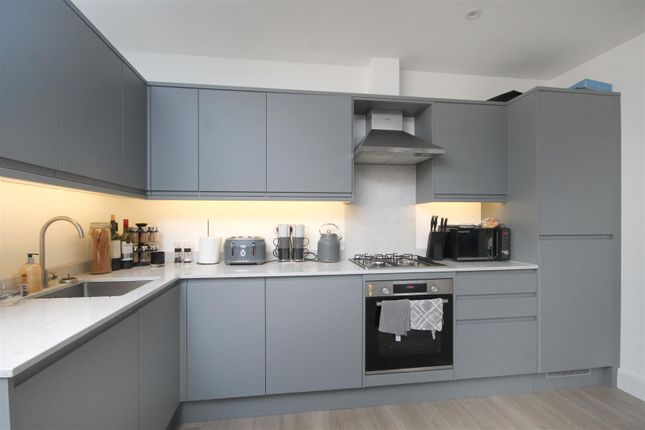 27 Opus Court, Kingston Road, Leatherhead photo 3