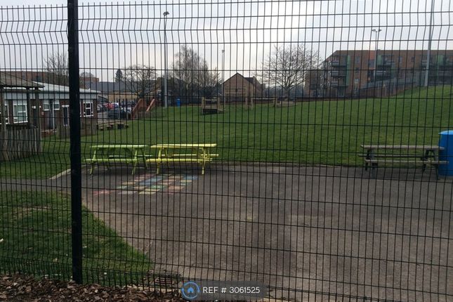 Flat, Tay Road, Tilehurst, Reading photo 4