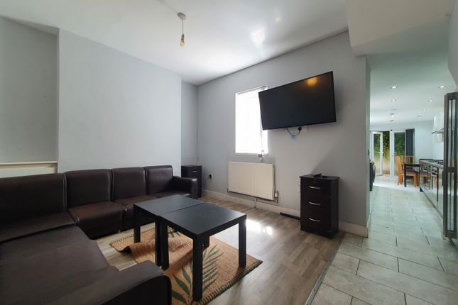 6 Bedroom Detached For Rent
