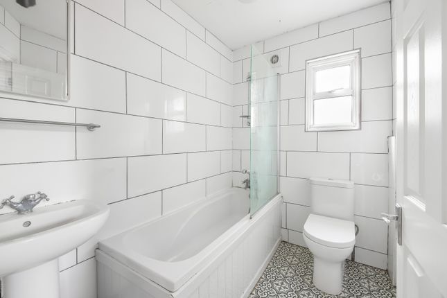 Flat for sale in Paulet Road, Camberwell