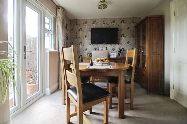 20 Abingdon Court Farm, Swindon photo 4