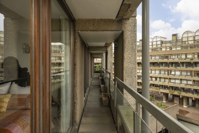 Flat 42, Cromwell Tower, Barbican, London photo 2
