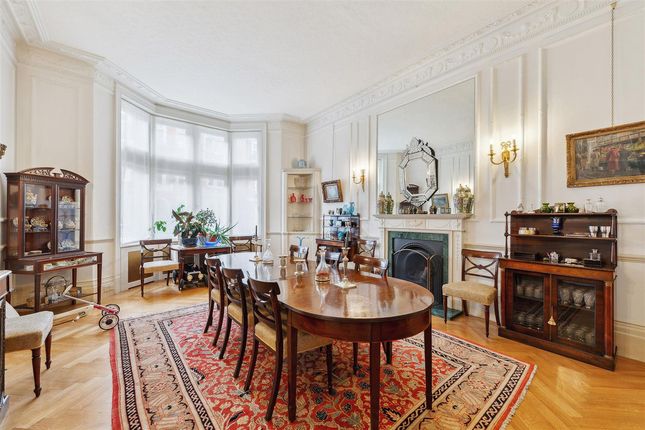 Flat for sale in Palace Court, London