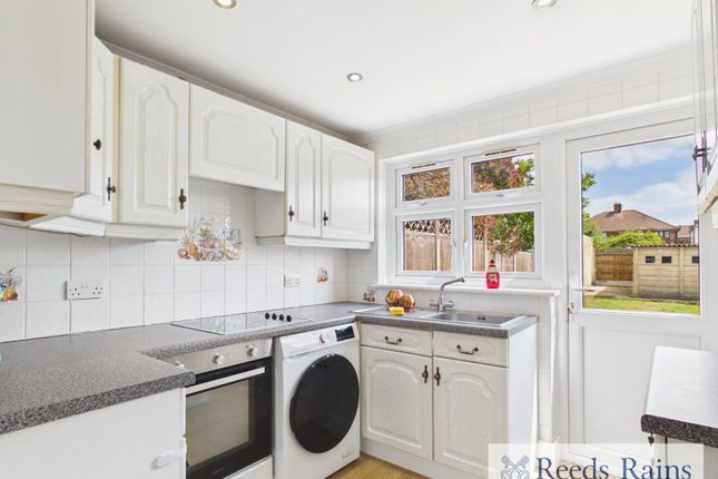 21, Laburnum Avenue, Hornchurch photo 2