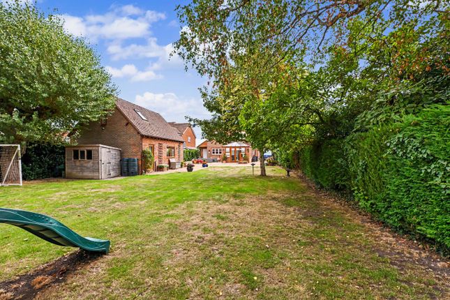 21 Marroway, Weston Turville, Buckinghamshire photo 2