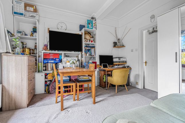 Flat 4, 39 Leacroft, STAINES-UPON-THAMES photo 3