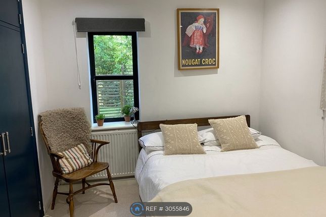 Flat, Victoria Crescent, London photo 5