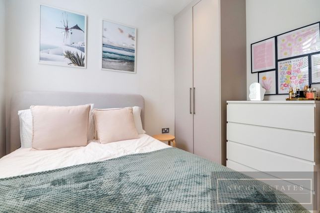 Flat 2, 258, Nether Street, London photo 5
