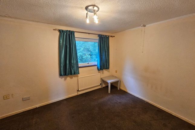 26, Fredas Grove, Birmingham photo 4