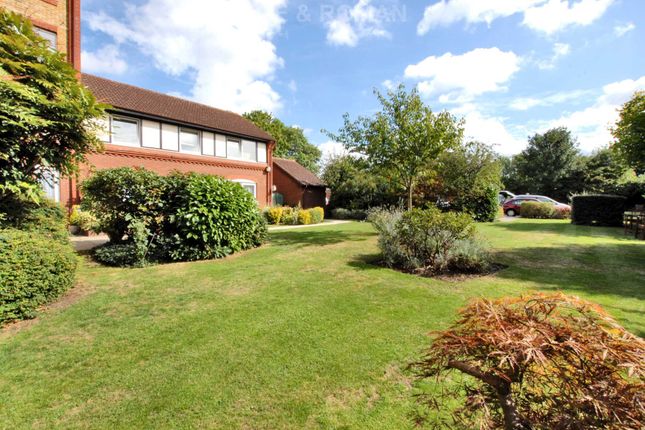Flat for sale in Fairview Court, Kingston Upon Thames