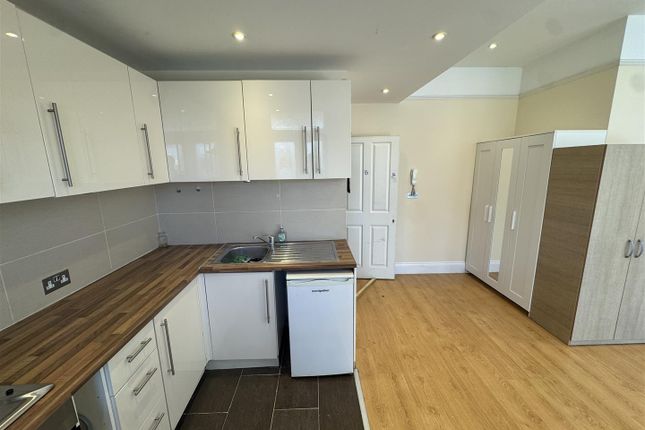 Braemar Avenue, Wood Green photo 4
