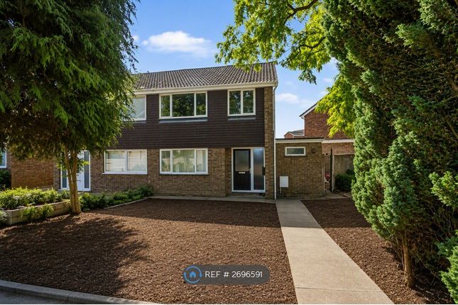 3-bed semi-detached on Clare Close, Earls Barton, Northamptonshire, £1,450/mo