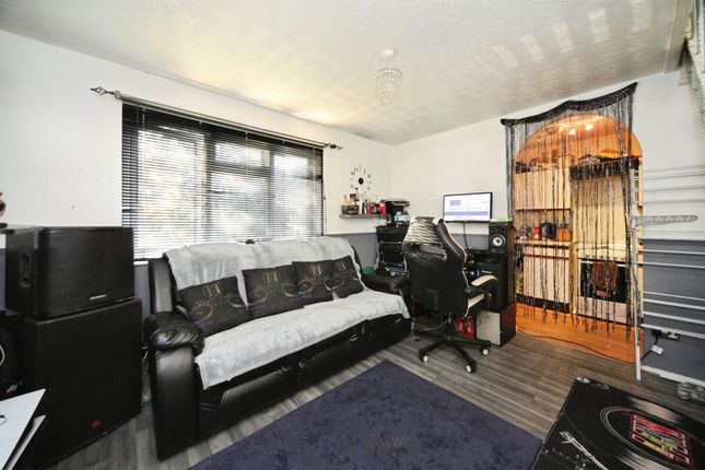 Constable Close, Dunstable photo 2
