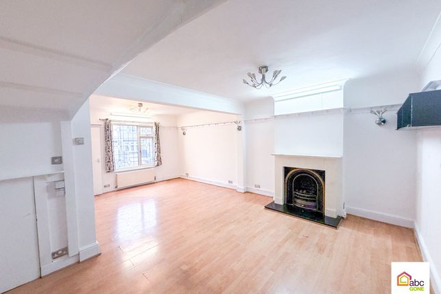 16 Aveley Road, Romford photo 5
