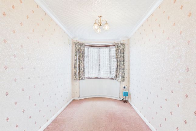 34 Herlwyn Avenue, Ruislip photo 4