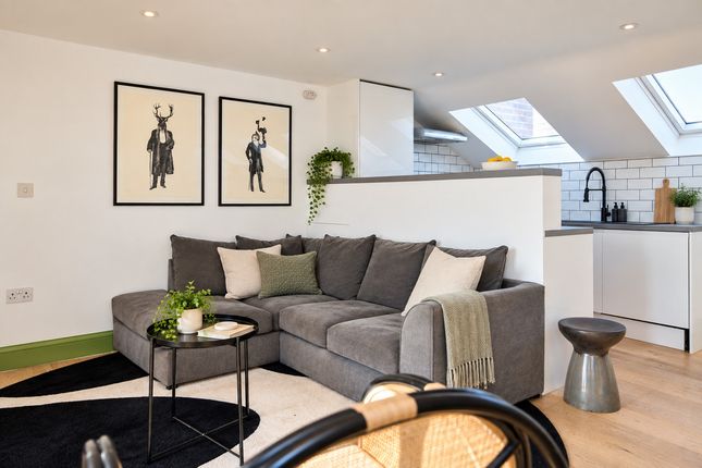 Flat Flat 2, 11, Meeting House Lane, London photo 4